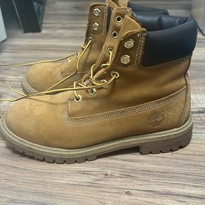 Hardly ever worn timberlands men or women